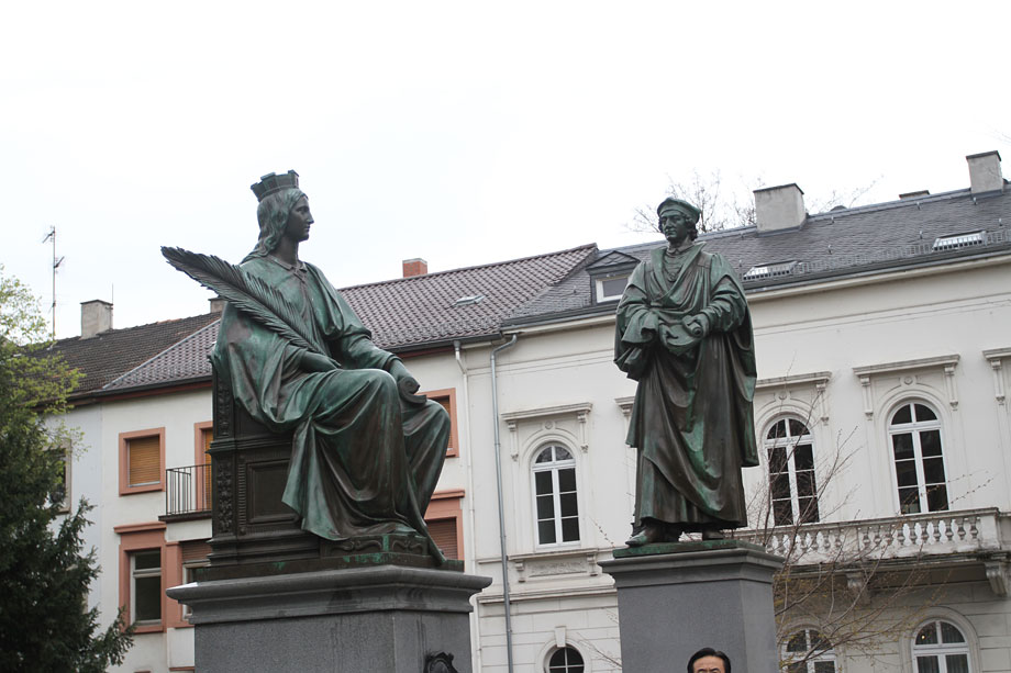 IMG_2892-종교개혁자-동상.jpg