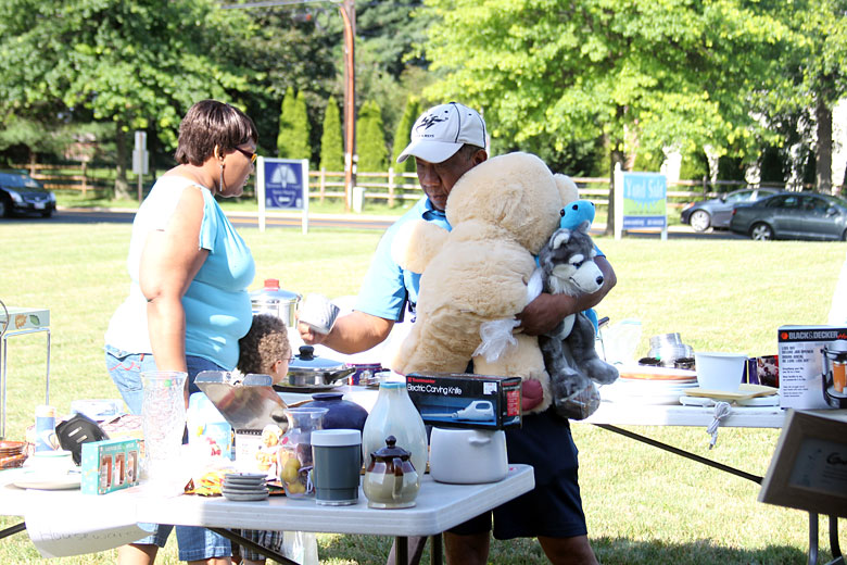 06092012-yardsale (31).jpg