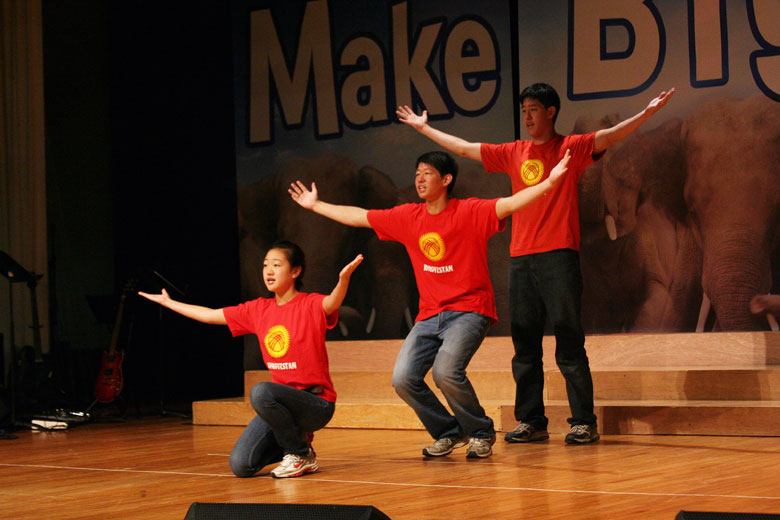 06122011-worship (6).jpg