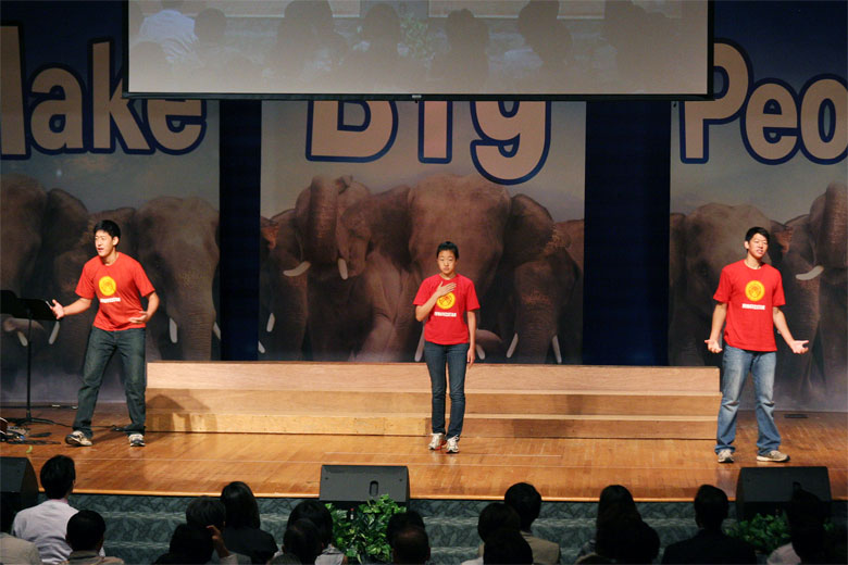 06122011-worship (3).jpg