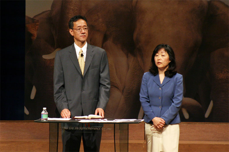 06122011-worship (2).jpg