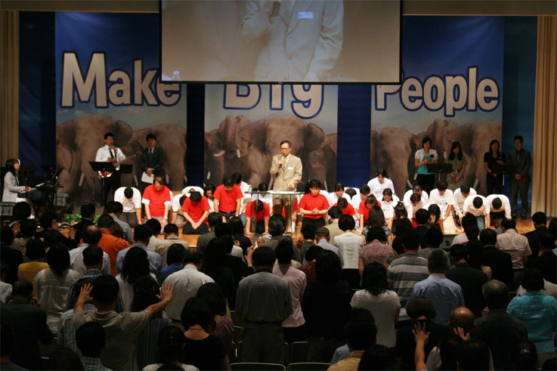 06122011-worship.jpg