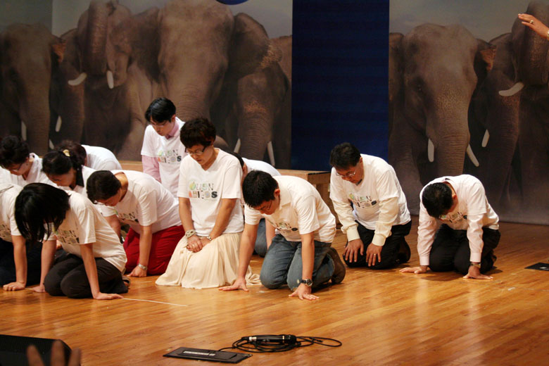 06122011-worship (8).jpg