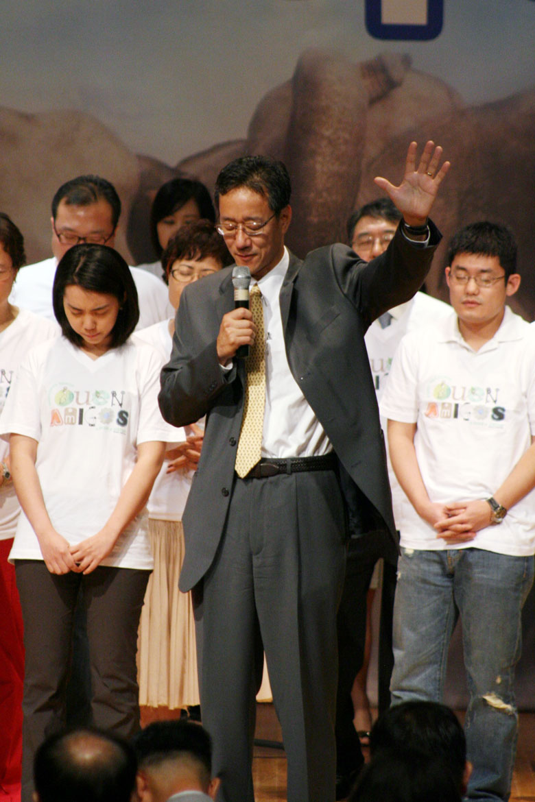 06122011-worship (18).jpg