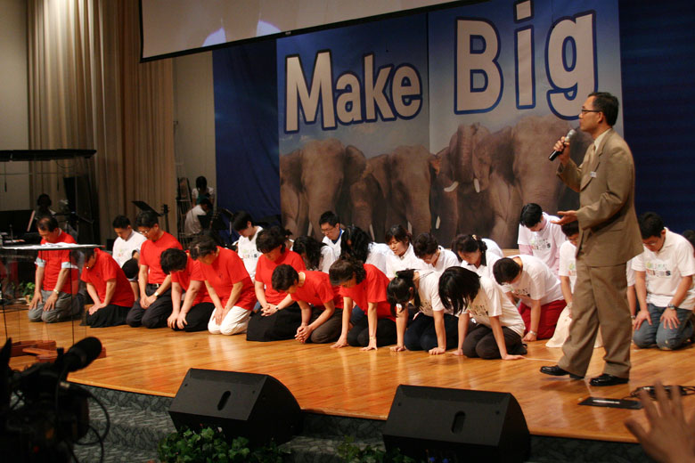 06122011-worship (7).jpg