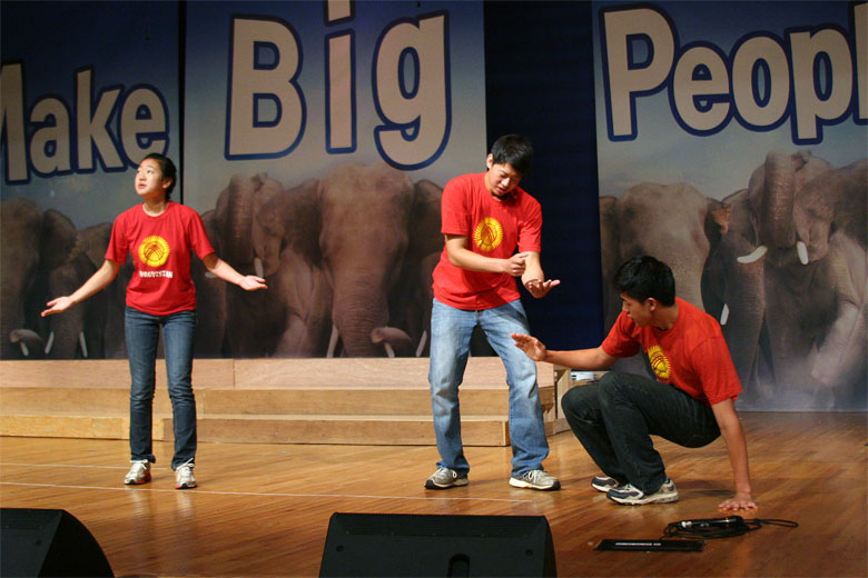 06122011-worship (4).jpg