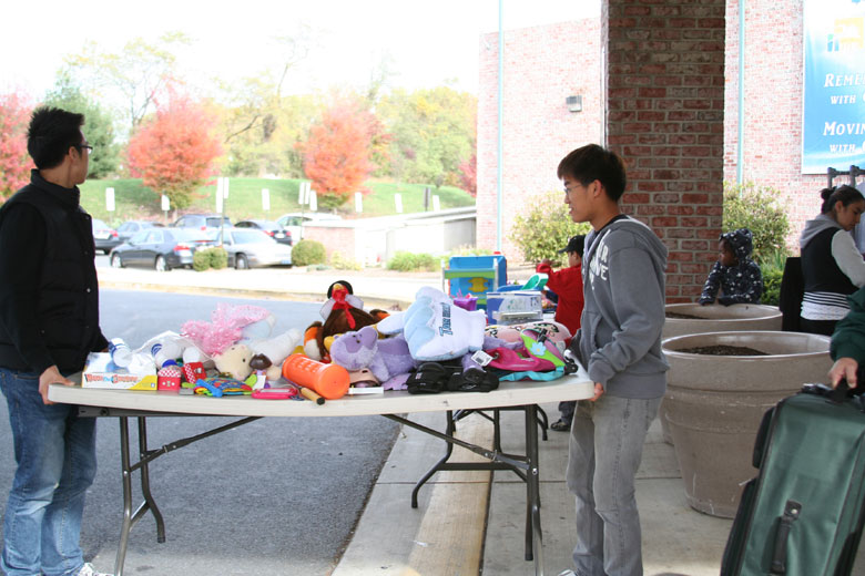 103010-yardsale (37).jpg